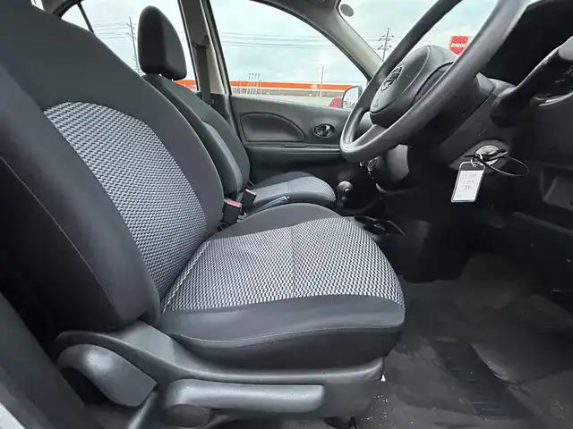 日産 マーチ 12S 岡山県 2016(平28)年 7.1万km ブリリアントシルバー 登録時走行距離70719km/純正オーディオ/横滑り防止装置/ヘッドライトレベライザー/電動格納ミラー/純正フロアマット/リモコンキー/保証書/取扱説明書