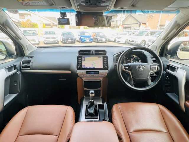 トヨタ ランドクルーザー プラド TX-L 70thアニバーサリーLTD 大分県 2021(令3)年 3.9万km ホワイトパールクリスタルシャイン 「070」ホワイトパールクリスタルシャイン【MOP】/チルト＆スライド電動ムーンルーフ【MOP】/ルーフレール（専用ピアノブラック塗装）【MOP】/純正ナビ【MOP】/・フルセグTV/・Bluetooth/・ラジオ/・マルチテレインモニター/外部端子接続：USB/純正18インチAW（専用ブラック塗装）/純正フロアマット（70周年）【DOP】/純正エンブレム（70周年）【DOP】/電子インナーミラー/TOYOTAＳａｆｅｔｙsense/・プリクラッシュセーフティ/・レーンディパーチャーアラート/・オートマチックハイビーム/・レーダークルーズコントロール/・ロードサインアシスト/内装色サドルタン/・本革シート表皮/・スライド機能付き大型フロントアームレスト/・ドアトリムオーナメント/・センタークラスターサイドニーパット/ビルドインETC2.0/前後ドラレコ（ZDR035）/保証書/取説（車両/ナビ/オフロード走行）/スマートキー2本/前だけ2インチリフトアップしてます/標準防眩ミラーから電子インナーミラー（トヨタ純正品）交換済/ホーン交換済み（トヨタ純正品）