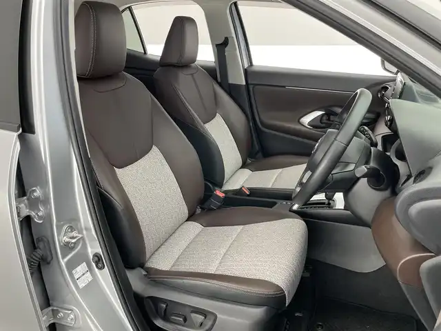 トヨタ ヤリスクロス ハイブリッド Z 愛知県 2021(令3)年 3.3万km ブラックマイカ/シルバーメタリック 2トーン 純正８型ＤＡナビ　全方位カメラ　禁煙　シートヒーター　ハーフレザー　ＢＳＭ　ＥＴＣ　前後ドラレコ　電動パーキング　セーフティセンス　衝突軽減　追従クルコン　ＬＥＤオートライト　コーナーセンサー　ＵＳＢ