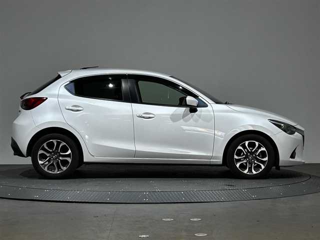 マツダ デミオ XD ツーリング Lパッケージ 愛媛県 2015(平27)年 4.4万km スノーフレイクホワイトパールマイカ ・純正ナビ（ワンセグＴＶ・ＢＴオーディオ・ＣＤＤＶＤ・ＦＭ・ＡＭ・ＡＵＸ）/・バックカメラ　/・ＵＳＢ接続　/・ＥＴＣ　/・クルーズコントロール　/・オートライト　/・ステアリングリモコン　/・ブラインドスポットモニター/・衝突軽減ブレーキ/・車検逸脱警報/・スペアキー/・ヘッドアップディスプレイ