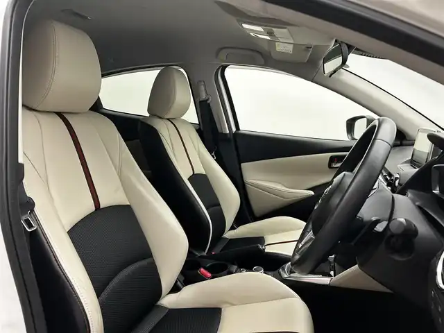 マツダ デミオ XD ツーリング Lパッケージ 愛媛県 2015(平27)年 4.4万km スノーフレイクホワイトパールマイカ 登録時43354km/車検R8年1月/純正SDナビ/ フルセグ/Bluetooth/CD/DVD/AUX/バックカメラ　/セーフティパッケージ/・ブラインドスポットモニター/・リアクロストラフィックアラート/・ハイビームアシスト/・車線逸脱警報/シティーブレーキサポート/AT誤発進抑制機能/LEDオートヘッドライト/アクティブドライビングディスプレイ/ハーフレザーシート/クルーズコントロール　/ステアリングリモコン　/スマートキー×2/ETC/禁煙車