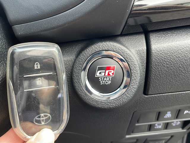 トヨタ ハイラックス Z GRスポーツ 京都府 2024(令6)年 0.7万km アティチュードブラックマイカ ワンオーナー/純正ナビ/　・BTオーディオ/FM・AM/バックカメラ/アラウンドビューモニター/ベッドライナー/社外マフラーMclimb/ブロックタイヤ/ETC/ドラレコ前後/クルーズコントロール/四輪駆動/クリアランスソナー/プッシュスタート/プリクラッシュセーフティ/電格ウィンカーミラー/ステアリングスイッチ/横滑り防止/車線逸脱防止装置/取説/保証書/スペアキー/D席パワーシート/D席シートヒーター/パドルシフト/オートライト/オールオートパワーウィンドウ