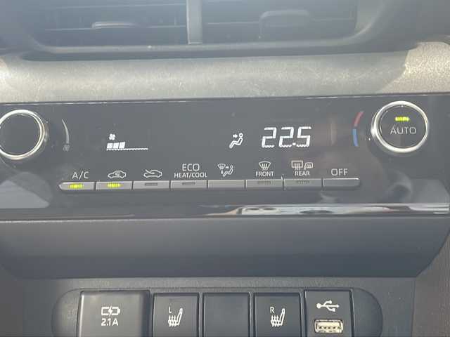 トヨタ ヤリスクロス ハイブリッド Z 高知県 2020(令2)年 3.5万km ブラックマイカ/ホワイトパールクリスタルシャイン 2トーン 純正ディスプレイオーディオナビ機能付き/(Bluetooth/CD/DVD/フルセグ)/アラウンドビューモニター/前後ドライブレコーダー/ビルトインETC/アダプティブクルーズコントロール/ハーフレザーシート/パワーシート/シートヒーター/ステアリングヒーター/純正18インチアルミホイール/オートライト/オートマチックハイビーム/LEDヘッドライト/フォグランプ/プッシュスタート/スマートキー/純正フロアマット/ドアバイザー/電動パーキングホールド/オートブレーキホールド/スペアタイヤ/オートリトラクタブルミラー
