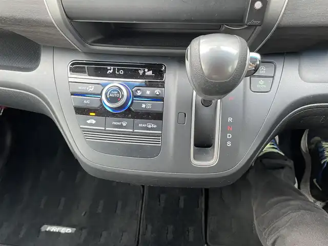 ホンダ フリード G ホンダセンシング 千葉県 2018(平30)年 4万km ホワイトオーキッドパール 純正メモリナビ/(フルセグTV CD DVD BT FM AM)/ナビ連動ドライブレコーダー/バックカメラ/衝突被害軽減システム/車線逸脱警報/クルーズコントロール/ハーフレザーシート/両側パワースライドドア/横滑り防止装置/ビルトインETC/アイドリングストップ/LEDヘッドライト/フォグランプ/オートライト/ウィンカーミラー/電動格納ミラー/純正15インチAW/シートリフター/プッシュスタート/スマートキー/フロアマット/ドアバイザー/取扱説明書/保証書/モデューロエアロ（F/S）