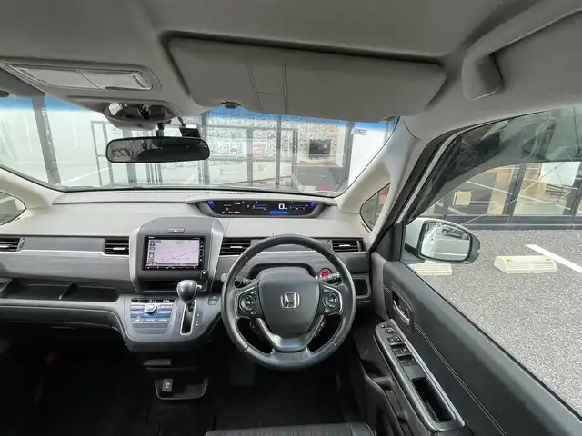 ホンダ フリード G ホンダセンシング 千葉県 2018(平30)年 4万km ホワイトオーキッドパール 純正メモリナビ/(フルセグTV CD DVD BT FM AM)/ナビ連動ドライブレコーダー/バックカメラ/衝突被害軽減システム/車線逸脱警報/クルーズコントロール/ハーフレザーシート/両側パワースライドドア/横滑り防止装置/ビルトインETC/アイドリングストップ/LEDヘッドライト/フォグランプ/オートライト/ウィンカーミラー/電動格納ミラー/純正15インチAW/シートリフター/プッシュスタート/スマートキー/フロアマット/ドアバイザー/取扱説明書/保証書/モデューロエアロ（F/S）