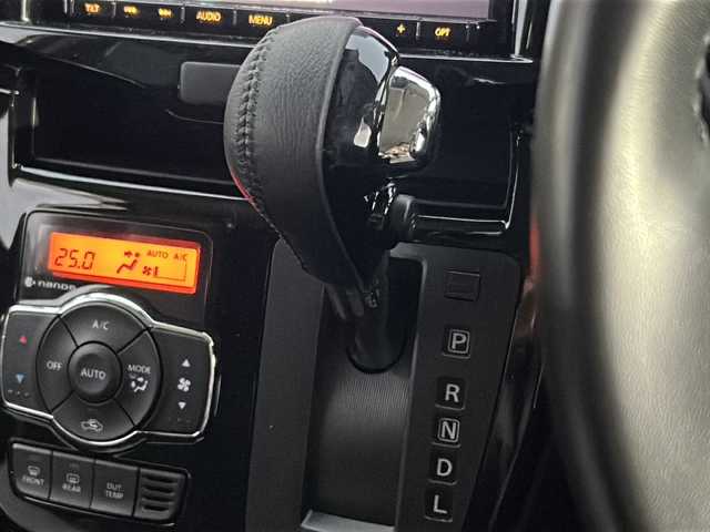 スズキ ソリオ バンディット HV MV Dカメラ ブレーキS 広島県 2018(平30)年 2.7万km ピュアホワイトP デュアルカメラブレーキサポート/車線逸脱警報/クルーズコントロール/純正8型ナビ（CN-RZ83）/・フルセグTV/・CD/DVD/・Bluetooth/・SD/音楽録音/USB/全方位カメラ/両側パワースライドドア/革巻きステアリング/ステアリングスイッチ/オートライト/シートヒーター（D席）/前方ドライブレコーダー（TZ-D204）/シートバックテーブル/リアサンシェード/純正ドアバイザー/純正ETC/スマートキー/プッシュスタート/スペアキー/コーナーポール/純正15インチアルミホイール/W+サイドエアバック
