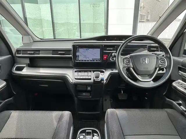 ホンダ ステップワゴン スパーダ ハイブリッド G ホンダセンシング 香川県 2018(平30)年 6.7万km プラチナホワイトパール 登録時走行距離：66111km/衝突被害軽減装置/純正9型ナビゲーション/→フルセグTV/→CD/DVD再生/バックカメラ/ビルトインETC/ドライブレコーダー/クルーズコントロール/ステアリングリモコン/革巻きステアリング/LECオートライト/フォグランプ/純正フロアマット/後席サンシェード/横滑り防止装置/レーンキープアシスト/盗難防止装置/スマートキー/スペアキー