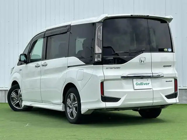 ホンダ ステップワゴン スパーダ ハイブリッド G ホンダセンシング 香川県 2018(平30)年 6.7万km プラチナホワイトパール 登録時走行距離：66111km/衝突被害軽減装置/純正9型ナビゲーション/→フルセグTV/→CD/DVD再生/バックカメラ/ビルトインETC/ドライブレコーダー/クルーズコントロール/ステアリングリモコン/革巻きステアリング/LECオートライト/フォグランプ/純正フロアマット/後席サンシェード/横滑り防止装置/レーンキープアシスト/盗難防止装置/スマートキー/スペアキー