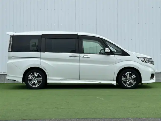 ホンダ ステップワゴン スパーダ ハイブリッド G ホンダセンシング 香川県 2018(平30)年 6.7万km プラチナホワイトパール 登録時走行距離：66111km/衝突被害軽減装置/純正9型ナビゲーション/→フルセグTV/→CD/DVD再生/バックカメラ/ビルトインETC/ドライブレコーダー/クルーズコントロール/ステアリングリモコン/革巻きステアリング/LECオートライト/フォグランプ/純正フロアマット/後席サンシェード/横滑り防止装置/レーンキープアシスト/盗難防止装置/スマートキー/スペアキー