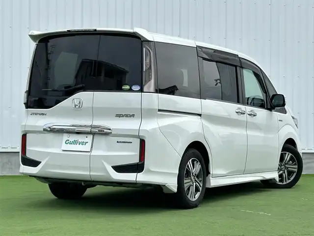 ホンダ ステップワゴン スパーダ ハイブリッド G ホンダセンシング 香川県 2018(平30)年 6.7万km プラチナホワイトパール 登録時走行距離：66111km/衝突被害軽減装置/純正9型ナビゲーション/→フルセグTV/→CD/DVD再生/バックカメラ/ビルトインETC/ドライブレコーダー/クルーズコントロール/ステアリングリモコン/革巻きステアリング/LECオートライト/フォグランプ/純正フロアマット/後席サンシェード/横滑り防止装置/レーンキープアシスト/盗難防止装置/スマートキー/スペアキー