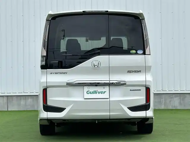 ホンダ ステップワゴン スパーダ ハイブリッド G ホンダセンシング 香川県 2018(平30)年 6.7万km プラチナホワイトパール 登録時走行距離：66111km/衝突被害軽減装置/純正9型ナビゲーション/→フルセグTV/→CD/DVD再生/バックカメラ/ビルトインETC/ドライブレコーダー/クルーズコントロール/ステアリングリモコン/革巻きステアリング/LECオートライト/フォグランプ/純正フロアマット/後席サンシェード/横滑り防止装置/レーンキープアシスト/盗難防止装置/スマートキー/スペアキー