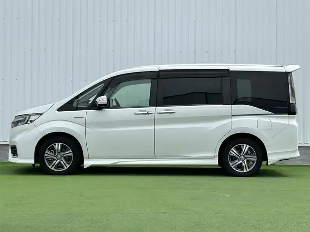 ホンダ ステップワゴン スパーダ ハイブリッド G ホンダセンシング 香川県 2018(平30)年 6.7万km プラチナホワイトパール 登録時走行距離：66111km/衝突被害軽減装置/純正9型ナビゲーション/→フルセグTV/→CD/DVD再生/バックカメラ/ビルトインETC/ドライブレコーダー/クルーズコントロール/ステアリングリモコン/革巻きステアリング/LECオートライト/フォグランプ/純正フロアマット/後席サンシェード/横滑り防止装置/レーンキープアシスト/盗難防止装置/スマートキー/スペアキー