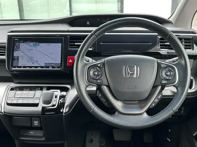 ホンダ ステップワゴン スパーダ ハイブリッド G ホンダセンシング 香川県 2018(平30)年 6.7万km プラチナホワイトパール 登録時走行距離：66111km/衝突被害軽減装置/純正9型ナビゲーション/→フルセグTV/→CD/DVD再生/バックカメラ/ビルトインETC/ドライブレコーダー/クルーズコントロール/ステアリングリモコン/革巻きステアリング/LECオートライト/フォグランプ/純正フロアマット/後席サンシェード/横滑り防止装置/レーンキープアシスト/盗難防止装置/スマートキー/スペアキー