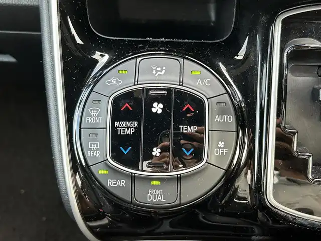 トヨタ エスクァイア Gi 福岡県 2017(平29)年 8.5万km ブラック ワンオーナー/サンルーフ/衝突軽減/純正ナビ/(AM/FM/CD/DVD/BT/フルセグ)/バックカメラ/ETC/両側パワースライドドア/アイドリングストップ/レザーシート/シートヒーター/MTモード付きAT/革巻きステアリング/ステアリングスイッチ/AUTOライト/LEDヘッドライト/フォグランプ/AUTOハイビーム/横滑り防止/プッシュスタート/スマートキー