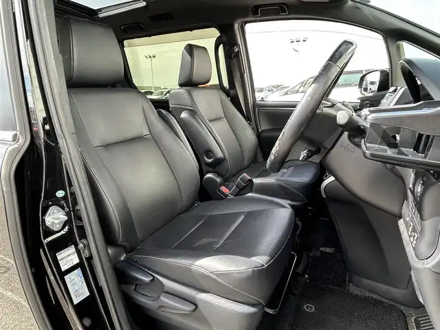 トヨタ エスクァイア Gi 福岡県 2017(平29)年 8.5万km ブラック ワンオーナー/サンルーフ/衝突軽減/純正ナビ/(AM/FM/CD/DVD/BT/フルセグ)/バックカメラ/ETC/両側パワースライドドア/アイドリングストップ/レザーシート/シートヒーター/MTモード付きAT/革巻きステアリング/ステアリングスイッチ/AUTOライト/LEDヘッドライト/フォグランプ/AUTOハイビーム/横滑り防止/プッシュスタート/スマートキー