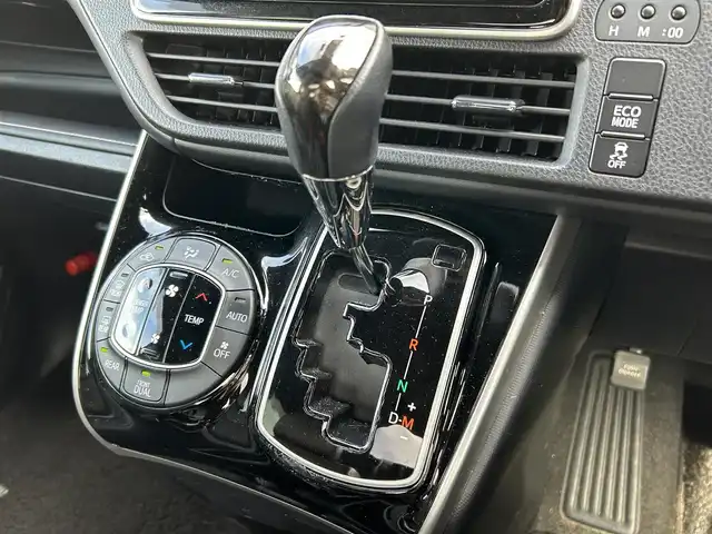 トヨタ エスクァイア Gi 福岡県 2017(平29)年 8.5万km ブラック ワンオーナー/サンルーフ/衝突軽減/純正ナビ/(AM/FM/CD/DVD/BT/フルセグ)/バックカメラ/ETC/両側パワースライドドア/アイドリングストップ/レザーシート/シートヒーター/MTモード付きAT/革巻きステアリング/ステアリングスイッチ/AUTOライト/LEDヘッドライト/フォグランプ/AUTOハイビーム/横滑り防止/プッシュスタート/スマートキー