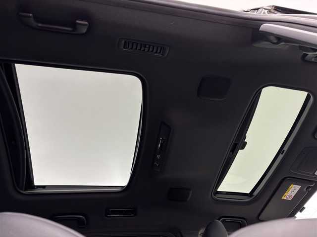 トヨタ エスクァイア Gi 福岡県 2017(平29)年 8.5万km ブラック ツインムーンルーフ/純正９型ナビ（フルセグＴＶ）　/衝突軽減　/レーンキープ　/コーナーセンサー　/クルコン　/両側電動スライドドア　/パドルシフト　/シートヒーター　/Ｗエアコン　/ドラレコ　/ＥＴＣ　/純正アルミホイール