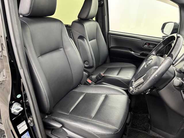 トヨタ エスクァイア Gi 福岡県 2017(平29)年 8.5万km ブラック ツインムーンルーフ/純正９型ナビ（フルセグＴＶ）　/衝突軽減　/レーンキープ　/コーナーセンサー　/クルコン　/両側電動スライドドア　/パドルシフト　/シートヒーター　/Ｗエアコン　/ドラレコ　/ＥＴＣ　/純正アルミホイール
