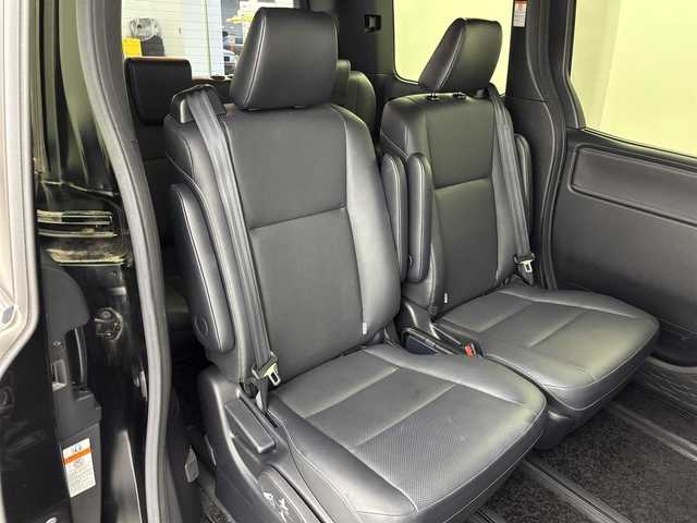 トヨタ エスクァイア Gi 福岡県 2017(平29)年 8.5万km ブラック ツインムーンルーフ/純正９型ナビ（フルセグＴＶ）　/衝突軽減　/レーンキープ　/コーナーセンサー　/クルコン　/両側電動スライドドア　/パドルシフト　/シートヒーター　/Ｗエアコン　/ドラレコ　/ＥＴＣ　/純正アルミホイール