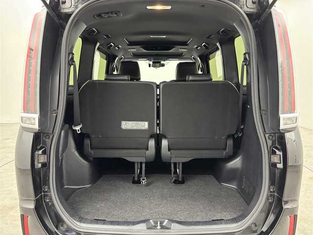 トヨタ エスクァイア Gi 福岡県 2017(平29)年 8.5万km ブラック ツインムーンルーフ/純正９型ナビ（フルセグＴＶ）　/衝突軽減　/レーンキープ　/コーナーセンサー　/クルコン　/両側電動スライドドア　/パドルシフト　/シートヒーター　/Ｗエアコン　/ドラレコ　/ＥＴＣ　/純正アルミホイール
