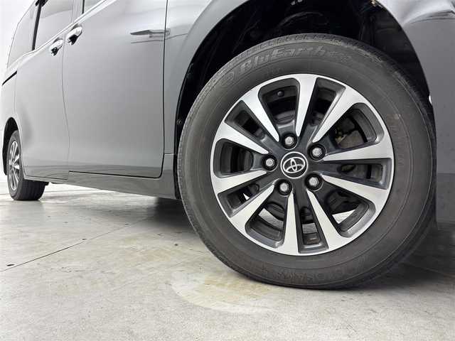 トヨタ エスクァイア Gi 福岡県 2017(平29)年 8.5万km ブラック ツインムーンルーフ/純正９型ナビ（フルセグＴＶ）　/衝突軽減　/レーンキープ　/コーナーセンサー　/クルコン　/両側電動スライドドア　/パドルシフト　/シートヒーター　/Ｗエアコン　/ドラレコ　/ＥＴＣ　/純正アルミホイール