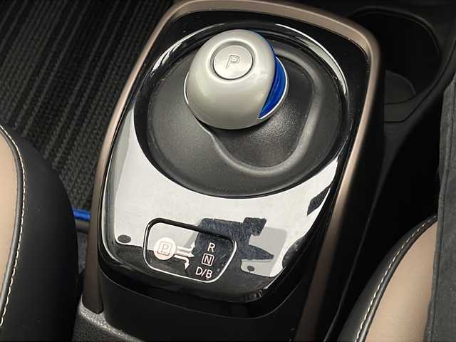 日産 ノート e－パワー メダリスト 宮崎県 2019(平31)年 4.5万km ブリリアントホワイトパール 純正ナビ(MM318D-W)/CD/DVD/AM/FM/Bluetooth/アラウンドビューモニター/スマートルームミラー/ドライブレコーダー/ステアリングスイッチ/クルーズコントロール/衝突軽減ブレーキ/横滑り防止装置/電動格納ミラー/スマートキー/オートライト/フロアマット/ドアバイザー/ETC