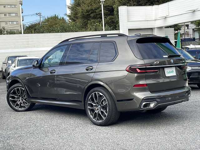 ＢＭＷ ＢＭＷ Ｘ７ xDrive40d Mスポーツ 東京都 2025(令7)年 0.1万km ＤグリーンＭ 車体色　C3D　マンハッタン/新車時保証書　取扱説明書/ドライビングアシスト/ヒル・スタート・アシスト/トラフィック・サイン・アシスト/緊急時のブレーキ・アシスト/ステアリング&レーン・コントロール・アシスト/ACC（アクティブ・クルーズ・コントロール）/レーン・チェンジ・ウォーニング＆レーン・チェンジ・アシスト/パーキング・アシスト/純正ナビ/フルセグTV/USB/BT/AppleCarplay/360度カメラ　ETC/Bowers＆Wilkinsオーディオ/ヘッドアップディスプレイ/パワーシート【フロントメモリー＆マッサージ付】/レザーシート　パノラマガラスサンルーフ/全席シートヒーター/Fベンチレーター/LEDヘッドライト/オートライト/パワーバックドア/スマートキー×２/デジタルカードキー×１/純正22インチアルミ