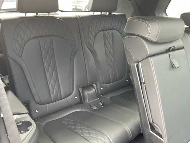ＢＭＷ ＢＭＷ Ｘ７ xDrive40d Mスポーツ 東京都 2025(令7)年 0.1万km ＤグリーンＭ 車体色　C3D　マンハッタン/新車時保証書　取扱説明書/ドライビングアシスト/ヒル・スタート・アシスト/トラフィック・サイン・アシスト/緊急時のブレーキ・アシスト/ステアリング&レーン・コントロール・アシスト/ACC（アクティブ・クルーズ・コントロール）/レーン・チェンジ・ウォーニング＆レーン・チェンジ・アシスト/パーキング・アシスト/純正ナビ/フルセグTV/USB/BT/AppleCarplay/360度カメラ　ETC/Bowers＆Wilkinsオーディオ/ヘッドアップディスプレイ/パワーシート【フロントメモリー＆マッサージ付】/レザーシート　パノラマガラスサンルーフ/全席シートヒーター/Fベンチレーター/LEDヘッドライト/オートライト/パワーバックドア/スマートキー×２/デジタルカードキー×１/純正22インチアルミ