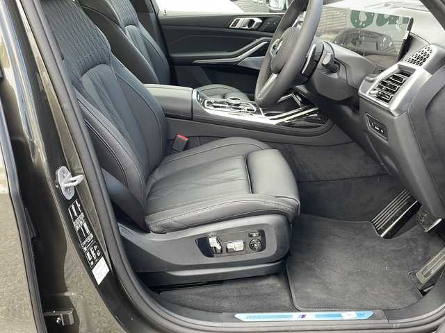 ＢＭＷ ＢＭＷ Ｘ７ xDrive40d Mスポーツ 東京都 2025(令7)年 0.1万km ＤグリーンＭ 車体色　C3D　マンハッタン/新車時保証書　取扱説明書/ドライビングアシスト/ヒル・スタート・アシスト/トラフィック・サイン・アシスト/緊急時のブレーキ・アシスト/ステアリング&レーン・コントロール・アシスト/ACC（アクティブ・クルーズ・コントロール）/レーン・チェンジ・ウォーニング＆レーン・チェンジ・アシスト/パーキング・アシスト/純正ナビ/フルセグTV/USB/BT/AppleCarplay/360度カメラ　ETC/Bowers＆Wilkinsオーディオ/ヘッドアップディスプレイ/パワーシート【フロントメモリー＆マッサージ付】/レザーシート　パノラマガラスサンルーフ/全席シートヒーター/Fベンチレーター/LEDヘッドライト/オートライト/パワーバックドア/スマートキー×２/デジタルカードキー×１/純正22インチアルミ