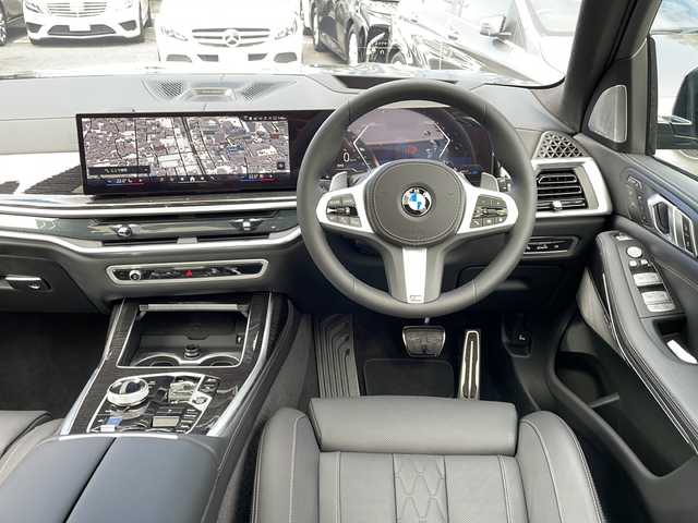 ＢＭＷ ＢＭＷ Ｘ７ xDrive40d Mスポーツ 東京都 2025(令7)年 0.1万km ＤグリーンＭ 車体色　C3D　マンハッタン/新車時保証書　取扱説明書/ドライビングアシスト/ヒル・スタート・アシスト/トラフィック・サイン・アシスト/緊急時のブレーキ・アシスト/ステアリング&レーン・コントロール・アシスト/ACC（アクティブ・クルーズ・コントロール）/レーン・チェンジ・ウォーニング＆レーン・チェンジ・アシスト/パーキング・アシスト/純正ナビ/フルセグTV/USB/BT/AppleCarplay/360度カメラ　ETC/Bowers＆Wilkinsオーディオ/ヘッドアップディスプレイ/パワーシート【フロントメモリー＆マッサージ付】/レザーシート　パノラマガラスサンルーフ/全席シートヒーター/Fベンチレーター/LEDヘッドライト/オートライト/パワーバックドア/スマートキー×２/デジタルカードキー×１/純正22インチアルミ