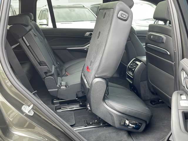 ＢＭＷ ＢＭＷ Ｘ７ xDrive40d Mスポーツ 東京都 2025(令7)年 0.1万km ＤグリーンＭ 車体色　C3D　マンハッタン/新車時保証書　取扱説明書/ドライビングアシスト/ヒル・スタート・アシスト/トラフィック・サイン・アシスト/緊急時のブレーキ・アシスト/ステアリング&レーン・コントロール・アシスト/ACC（アクティブ・クルーズ・コントロール）/レーン・チェンジ・ウォーニング＆レーン・チェンジ・アシスト/パーキング・アシスト/純正ナビ/フルセグTV/USB/BT/AppleCarplay/360度カメラ　ETC/Bowers＆Wilkinsオーディオ/ヘッドアップディスプレイ/パワーシート【フロントメモリー＆マッサージ付】/レザーシート　パノラマガラスサンルーフ/全席シートヒーター/Fベンチレーター/LEDヘッドライト/オートライト/パワーバックドア/スマートキー×２/デジタルカードキー×１/純正22インチアルミ