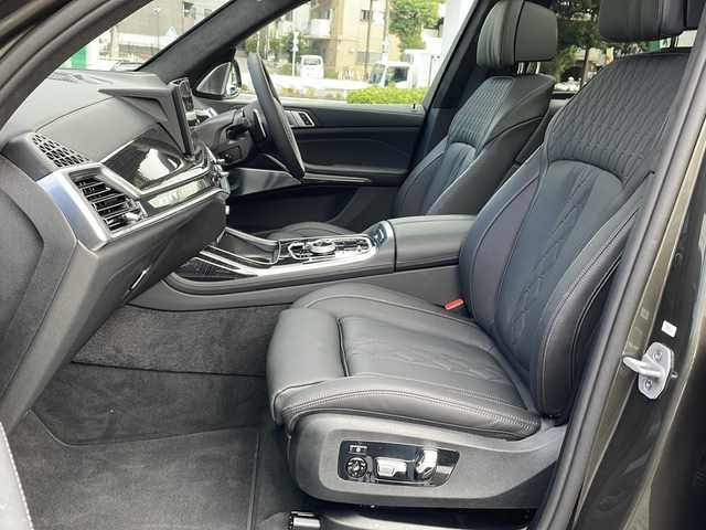 ＢＭＷ ＢＭＷ Ｘ７ xDrive40d Mスポーツ 東京都 2025(令7)年 0.1万km ＤグリーンＭ 車体色　C3D　マンハッタン/新車時保証書　取扱説明書/ドライビングアシスト/ヒル・スタート・アシスト/トラフィック・サイン・アシスト/緊急時のブレーキ・アシスト/ステアリング&レーン・コントロール・アシスト/ACC（アクティブ・クルーズ・コントロール）/レーン・チェンジ・ウォーニング＆レーン・チェンジ・アシスト/パーキング・アシスト/純正ナビ/フルセグTV/USB/BT/AppleCarplay/360度カメラ　ETC/Bowers＆Wilkinsオーディオ/ヘッドアップディスプレイ/パワーシート【フロントメモリー＆マッサージ付】/レザーシート　パノラマガラスサンルーフ/全席シートヒーター/Fベンチレーター/LEDヘッドライト/オートライト/パワーバックドア/スマートキー×２/デジタルカードキー×１/純正22インチアルミ