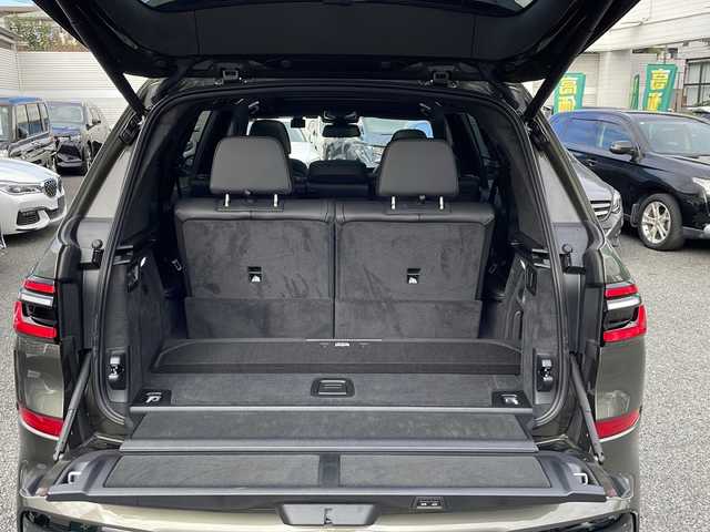 ＢＭＷ ＢＭＷ Ｘ７ xDrive40d Mスポーツ 東京都 2025(令7)年 0.1万km ＤグリーンＭ 車体色　C3D　マンハッタン/新車時保証書　取扱説明書/ドライビングアシスト/ヒル・スタート・アシスト/トラフィック・サイン・アシスト/緊急時のブレーキ・アシスト/ステアリング&レーン・コントロール・アシスト/ACC（アクティブ・クルーズ・コントロール）/レーン・チェンジ・ウォーニング＆レーン・チェンジ・アシスト/パーキング・アシスト/純正ナビ/フルセグTV/USB/BT/AppleCarplay/360度カメラ　ETC/Bowers＆Wilkinsオーディオ/ヘッドアップディスプレイ/パワーシート【フロントメモリー＆マッサージ付】/レザーシート　パノラマガラスサンルーフ/全席シートヒーター/Fベンチレーター/LEDヘッドライト/オートライト/パワーバックドア/スマートキー×２/デジタルカードキー×１/純正22インチアルミ