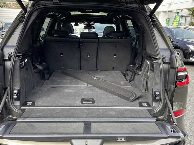 ＢＭＷ ＢＭＷ Ｘ７ xDrive40d Mスポーツ 東京都 2025(令7)年 0.1万km ＤグリーンＭ 車体色　C3D　マンハッタン/新車時保証書　取扱説明書/ドライビングアシスト/ヒル・スタート・アシスト/トラフィック・サイン・アシスト/緊急時のブレーキ・アシスト/ステアリング&レーン・コントロール・アシスト/ACC（アクティブ・クルーズ・コントロール）/レーン・チェンジ・ウォーニング＆レーン・チェンジ・アシスト/パーキング・アシスト/純正ナビ/フルセグTV/USB/BT/AppleCarplay/360度カメラ　ETC/Bowers＆Wilkinsオーディオ/ヘッドアップディスプレイ/パワーシート【フロントメモリー＆マッサージ付】/レザーシート　パノラマガラスサンルーフ/全席シートヒーター/Fベンチレーター/LEDヘッドライト/オートライト/パワーバックドア/スマートキー×２/デジタルカードキー×１/純正22インチアルミ