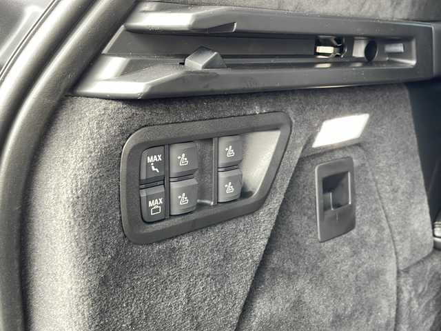 ＢＭＷ ＢＭＷ Ｘ７ xDrive40d Mスポーツ 東京都 2025(令7)年 0.1万km ＤグリーンＭ 車体色　C3D　マンハッタン/新車時保証書　取扱説明書/ドライビングアシスト/ヒル・スタート・アシスト/トラフィック・サイン・アシスト/緊急時のブレーキ・アシスト/ステアリング&レーン・コントロール・アシスト/ACC（アクティブ・クルーズ・コントロール）/レーン・チェンジ・ウォーニング＆レーン・チェンジ・アシスト/パーキング・アシスト/純正ナビ/フルセグTV/USB/BT/AppleCarplay/360度カメラ　ETC/Bowers＆Wilkinsオーディオ/ヘッドアップディスプレイ/パワーシート【フロントメモリー＆マッサージ付】/レザーシート　パノラマガラスサンルーフ/全席シートヒーター/Fベンチレーター/LEDヘッドライト/オートライト/パワーバックドア/スマートキー×２/デジタルカードキー×１/純正22インチアルミ