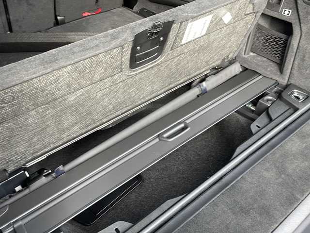 ＢＭＷ ＢＭＷ Ｘ７ xDrive40d Mスポーツ 東京都 2025(令7)年 0.1万km ＤグリーンＭ 車体色　C3D　マンハッタン/新車時保証書　取扱説明書/ドライビングアシスト/ヒル・スタート・アシスト/トラフィック・サイン・アシスト/緊急時のブレーキ・アシスト/ステアリング&レーン・コントロール・アシスト/ACC（アクティブ・クルーズ・コントロール）/レーン・チェンジ・ウォーニング＆レーン・チェンジ・アシスト/パーキング・アシスト/純正ナビ/フルセグTV/USB/BT/AppleCarplay/360度カメラ　ETC/Bowers＆Wilkinsオーディオ/ヘッドアップディスプレイ/パワーシート【フロントメモリー＆マッサージ付】/レザーシート　パノラマガラスサンルーフ/全席シートヒーター/Fベンチレーター/LEDヘッドライト/オートライト/パワーバックドア/スマートキー×２/デジタルカードキー×１/純正22インチアルミ