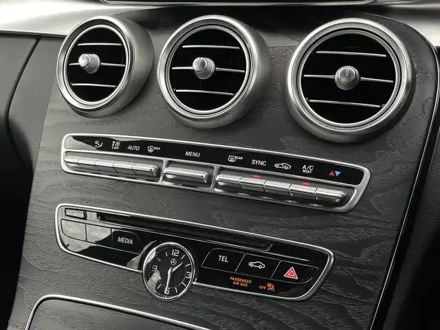 メルセデス・ベンツ Ｃ２２０ｄ ローレウスエディション 三重県 2018(平30)年 5.9万km ポーラホワイト 黒革　/シートヒーター　/純正ナビ　/フルセグＴＶ　/Ｂｌｕｅｔｏｏｔｈ　/ＬＥＤライト　/キーレスゴー　/レーダーセーフティＰＫＧ　/ＡＣＣ　/純正１８インチアルミ　/パワーシート　/ドラレコ　/エアマティックアジリティ
