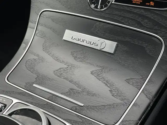 メルセデス・ベンツ Ｃ２２０ｄ ローレウスエディション 三重県 2018(平30)年 5.9万km ポーラホワイト 黒革　/シートヒーター　/純正ナビ　/フルセグＴＶ　/Ｂｌｕｅｔｏｏｔｈ　/ＬＥＤライト　/キーレスゴー　/レーダーセーフティＰＫＧ　/ＡＣＣ　/純正１８インチアルミ　/パワーシート　/ドラレコ　/エアマティックアジリティ