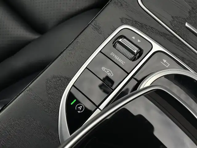 メルセデス・ベンツ Ｃ２２０ｄ ローレウスエディション 三重県 2018(平30)年 5.9万km ポーラホワイト 黒革　/シートヒーター　/純正ナビ　/フルセグＴＶ　/Ｂｌｕｅｔｏｏｔｈ　/ＬＥＤライト　/キーレスゴー　/レーダーセーフティＰＫＧ　/ＡＣＣ　/純正１８インチアルミ　/パワーシート　/ドラレコ　/エアマティックアジリティ