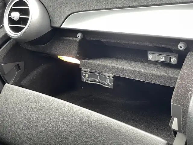 メルセデス・ベンツ Ｃ２２０ｄ ローレウスエディション 三重県 2018(平30)年 5.9万km ポーラホワイト 黒革　/シートヒーター　/純正ナビ　/フルセグＴＶ　/Ｂｌｕｅｔｏｏｔｈ　/ＬＥＤライト　/キーレスゴー　/レーダーセーフティＰＫＧ　/ＡＣＣ　/純正１８インチアルミ　/パワーシート　/ドラレコ　/エアマティックアジリティ