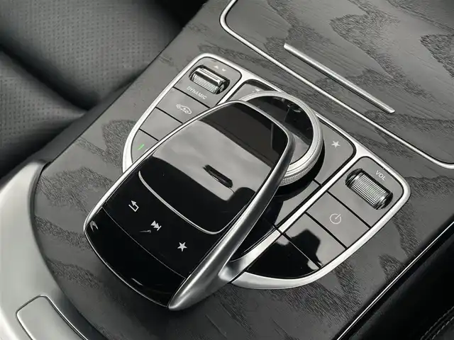 メルセデス・ベンツ Ｃ２２０ｄ ローレウスエディション 三重県 2018(平30)年 5.9万km ポーラホワイト 黒革　/シートヒーター　/純正ナビ　/フルセグＴＶ　/Ｂｌｕｅｔｏｏｔｈ　/ＬＥＤライト　/キーレスゴー　/レーダーセーフティＰＫＧ　/ＡＣＣ　/純正１８インチアルミ　/パワーシート　/ドラレコ　/エアマティックアジリティ