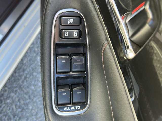 トヨタ クラウン ハイブリッド アスリートS 埼玉県 2015(平27)年 14.6万km ホワイトパールクリスタルシャイン 純正ナビ　/フルセグ/DVD/CD/BT/USB/FM/AM/ビルトインＥＴＣ　/バックカメラ　/ハンドルヒーター　/前席シートヒーター　/前席パワーシート　/クリアランスソナー　/ＰＣＳ　/ＩＣＳ　/ステアリングスイッチ　/クルーズコントロール　/取扱説明書