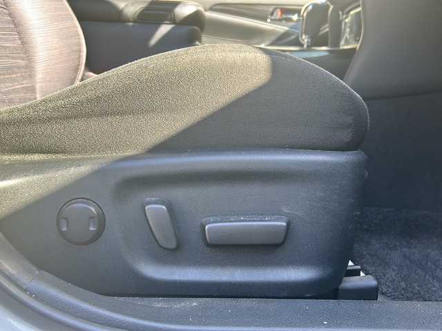 トヨタ クラウン ハイブリッド アスリートS 埼玉県 2015(平27)年 14.6万km ホワイトパールクリスタルシャイン 純正ナビ　/フルセグ/DVD/CD/BT/USB/FM/AM/ビルトインＥＴＣ　/バックカメラ　/ハンドルヒーター　/前席シートヒーター　/前席パワーシート　/クリアランスソナー　/ＰＣＳ　/ＩＣＳ　/ステアリングスイッチ　/クルーズコントロール　/取扱説明書