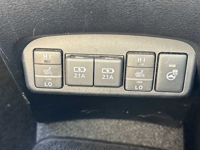 トヨタ シエンタ ファンベースG 静岡県 2019(令1)年 3.9万km ホワイトパールクリスタルシャイン 社外SDナビ/・CD/・DVD/・フルセグＴＶ/・Bluetooth/・USB/・AM/・FM/主要装備/・両側パワスラ/・衝突軽減/・レーンキープ/・コーナーセンサー後/・バックカメラ/・ETC/・ドラレコ前/・レザー調シートカバー/・シートヒーターD/N席/・ハンドルヒーター/・ステリモ/・スマートキー/・プッシュスタート/・スペアキー1本/・純正フロアマット/・LEDヘッドライト/・オートライト/・オートハイビーム