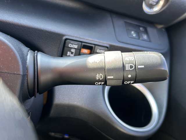 トヨタ シエンタ ファンベースG 静岡県 2019(令1)年 3.9万km ホワイトパールクリスタルシャイン 社外SDナビ/・CD/・DVD/・フルセグＴＶ/・Bluetooth/・USB/・AM/・FM/主要装備/・両側パワスラ/・衝突軽減/・レーンキープ/・コーナーセンサー後/・バックカメラ/・ETC/・ドラレコ前/・レザー調シートカバー/・シートヒーターD/N席/・ハンドルヒーター/・ステリモ/・スマートキー/・プッシュスタート/・スペアキー1本/・純正フロアマット/・LEDヘッドライト/・オートライト/・オートハイビーム