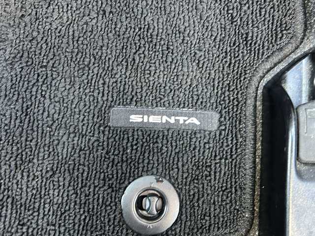 トヨタ シエンタ ファンベースG 静岡県 2019(令1)年 3.9万km ホワイトパールクリスタルシャイン 社外SDナビ/・CD/・DVD/・フルセグＴＶ/・Bluetooth/・USB/・AM/・FM/主要装備/・両側パワスラ/・衝突軽減/・レーンキープ/・コーナーセンサー後/・バックカメラ/・ETC/・ドラレコ前/・レザー調シートカバー/・シートヒーターD/N席/・ハンドルヒーター/・ステリモ/・スマートキー/・プッシュスタート/・スペアキー1本/・純正フロアマット/・LEDヘッドライト/・オートライト/・オートハイビーム