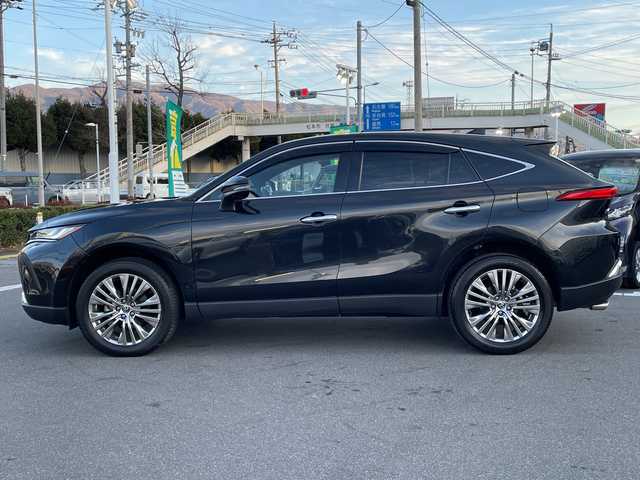 トヨタ ハリアー Z レザーパッケージ 長野県 2023(令5)年 1.8万km プレシャスブラックパール 禁煙車/調光パノラマサンルーフ/純正12.3インチディスプレイオーディオ　ナビ機能付き/JBLプレミアムサウンド/Bluetooth/フルセグTV/全周囲カメラ/デジタルインナーミラー（前後方録画機能付）/ブラインドスポットモニター/レザーシート/前席シートヒーター/前席シートベンチレーション/前席パワーシート/D席メモリ付き/電動リアゲート/ステアリングヒーター/USB入力端子/ビルトインETC2.0/トヨタセーフティセンス/レーダークルーズコントロール/純正AW19インチ/純正フロアマット/スマートキー/プッシュスタート