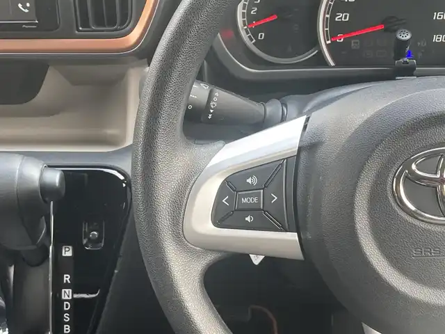 トヨタ パッソ モーダ　チャーム 愛媛県 2022(令4)年 1.7万km ブラックマイカメタリック/パウダリーベージュメタリック 2トーン ワンオーナー/社外ディスプレイオーディオ（FH-6500DVD)/・CD/DVD/Bluetooth/全方位モニター/・バックカメラ/ETC/ハーフレザーシート/衝突軽減ブレーキ/コーナーセンサー/オートハイビーム/・LEDオートライト/・フォグランプ/シートヒーター/アイドリングストップ/ISOFIX/ドアバイザー/フロアマット/プッシュスタート/・スペアキー/取扱説明書/保証書