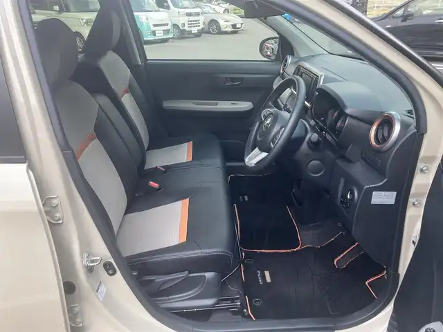 トヨタ パッソ モーダ　チャーム 愛媛県 2022(令4)年 1.7万km ブラックマイカメタリック/パウダリーベージュメタリック 2トーン ワンオーナー/社外ディスプレイオーディオ（FH-6500DVD)/・CD/DVD/Bluetooth/全方位モニター/・バックカメラ/ETC/ハーフレザーシート/衝突軽減ブレーキ/コーナーセンサー/オートハイビーム/・LEDオートライト/・フォグランプ/シートヒーター/アイドリングストップ/ISOFIX/ドアバイザー/フロアマット/プッシュスタート/・スペアキー/取扱説明書/保証書