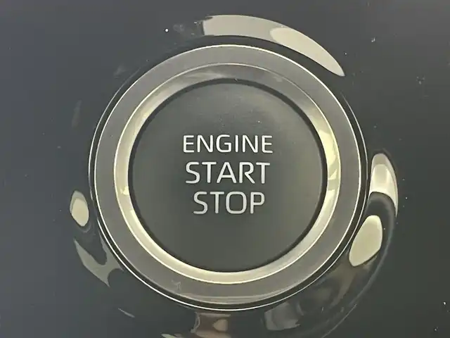トヨタ ヴォクシー S－Z 岡山県 2022(令4)年 2.5万km ホワイトパールクリスタルシャイン 純正ディスプレイオーディオ/（CD/DVD/BT/TV/HDMI)/バックカメラ/純正後席モニター/両側パワースライドドア/前後ドライブレコーダー/トヨタセーフティセンス/LEDヘッドライト/オートライト/コーナーセンサー/後席サンシェード/純正フロアマット/純正ドアバイザー/純正17インチアルミホイール/取扱説明書/新車保証書/スペアキー